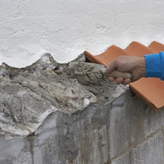 Fukt den gamle mørtelen, og legg litt ny oppå Fukt den gamle mørtelen, og legg litt ny oppå